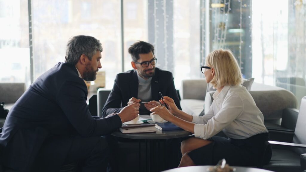 Ondernemer bespreekt financieringsopties tijdens zakelijk overleg