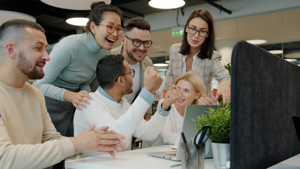 Collega's verwelkomen een nieuwe medewerker op kantoor