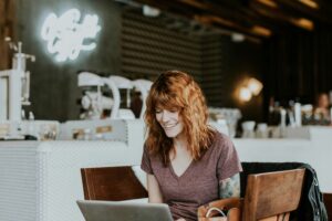 Freelancer werkt zelfstandig op laptop