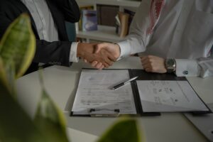 Werkgever en werknemer ondertekenen een arbeidsovereenkomst op kantoor