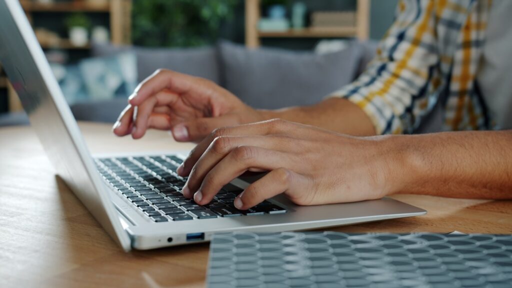Zzp'er werkt aan financiële administratie en belastingaangifte achter laptop