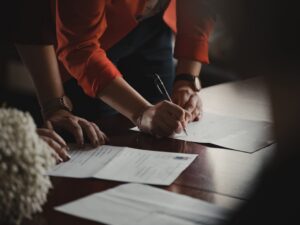 Werkgever en werknemer bespreken een arbeidscontract met concurrentiebeding aan tafel