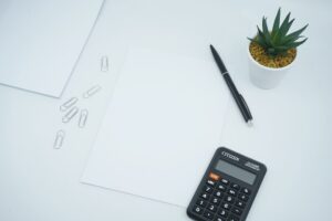 Financieel overzicht en facturen op een bureau
