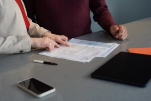 Ondernemer bespreekt notariële documenten voor het omzetten van een eenmanszaak naar bv