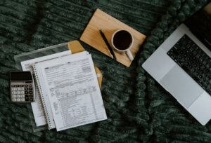 Zzp'er stelt een factuur op achter een laptop