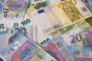 Eurobiljetten als symbool voor salaris en loonontwikkeling in Nederland