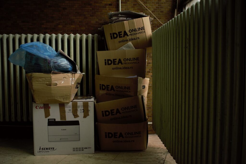 Stapels kartonnen dozen voor recycling