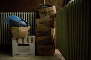 Stapels kartonnen dozen voor recycling