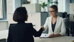 HR-medewerker voert een sollicitatiegesprek in een krappe arbeidsmarkt