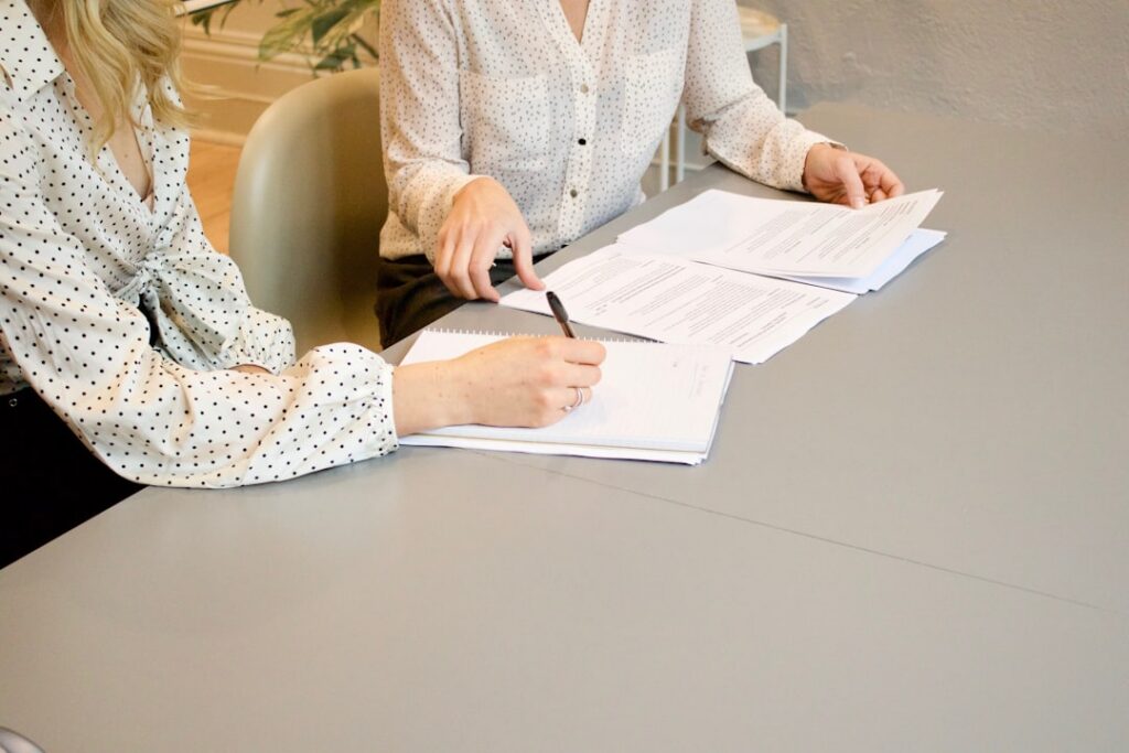 Werkgever en werknemer ondertekenen een nieuw arbeidscontract op kantoor