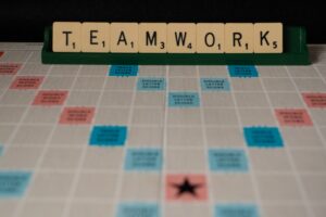 Team bekijkt een personeelsplanning en rooster op kantoor