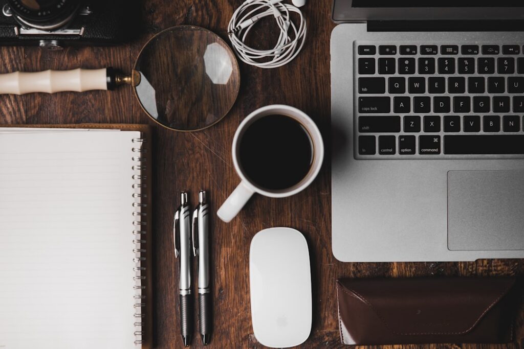 Thuiswerkplek met laptop en koffie waarvoor thuiswerkvergoeding geldt