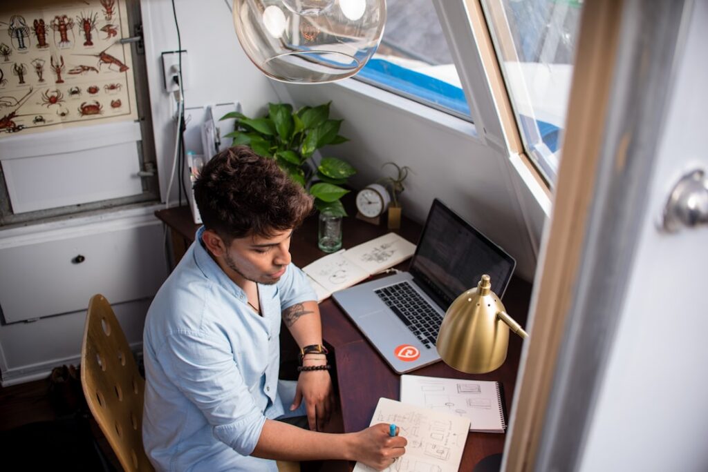 Zzp'er werkt aan laptop met verzekeringspapieren op het bureau