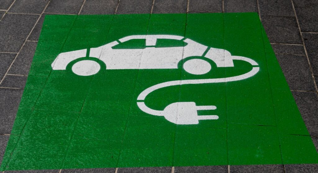Laadstation voor elektrische auto's op een parkeerplaats