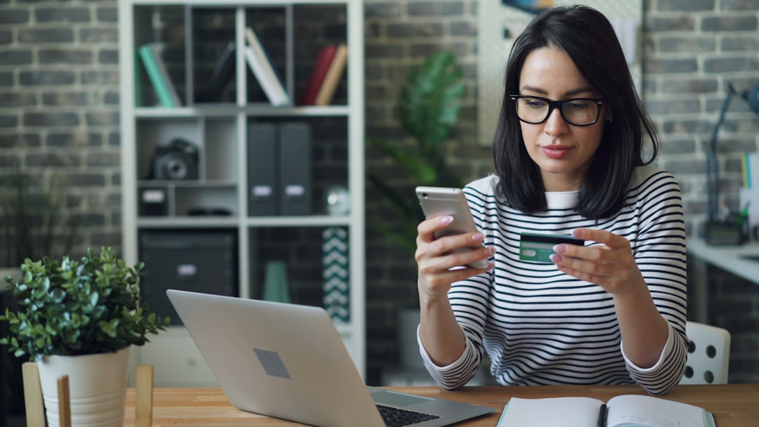 Ondernemer betaalt zakelijk met smartphone en betaalpas