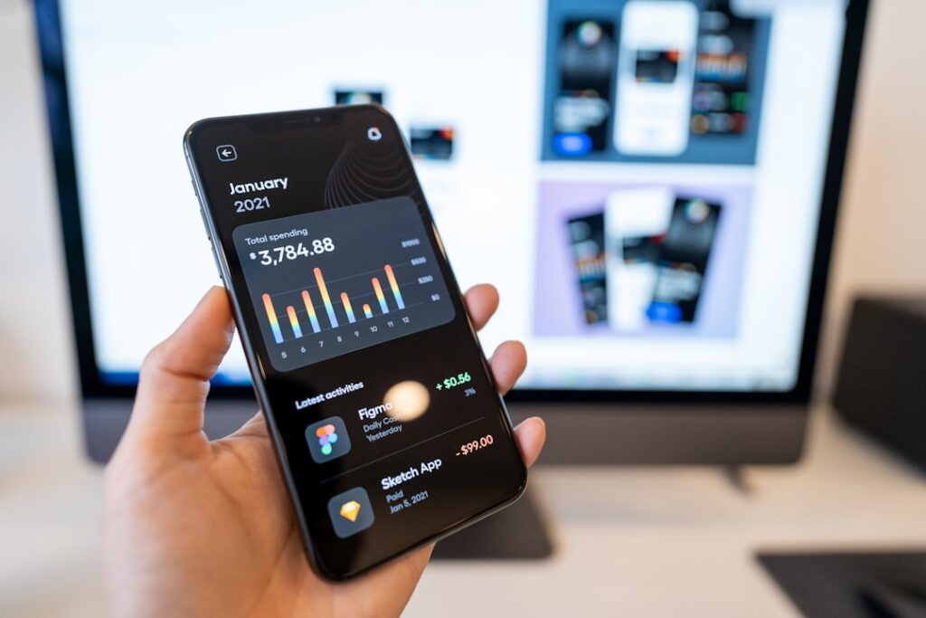 Ondernemer bekijkt zakelijke bankrekening in app op smartphone