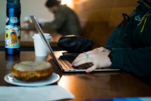 Zzp'er werkt aan een laptop en berekent zijn uurtarief